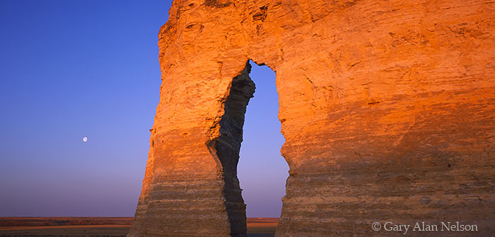KS-06-3P-NM Moon and keyhole arch, Monument Rocks National Monument, Kansas