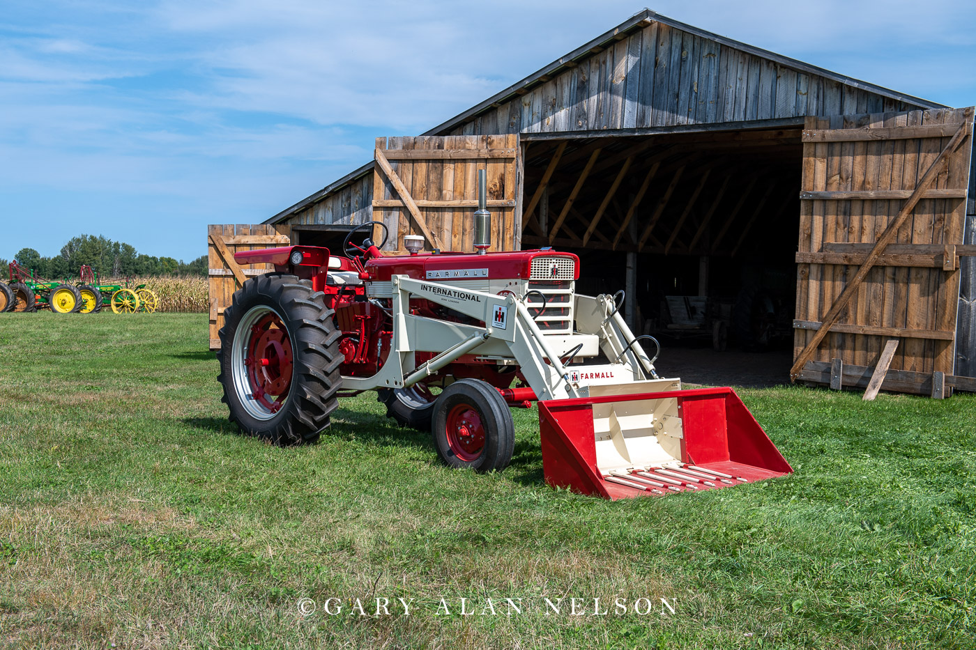 1960 Farmall 460 with an International 2001 Loader
